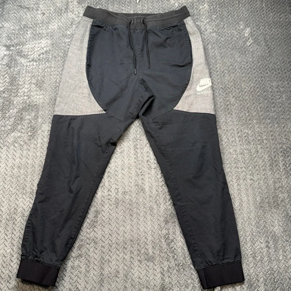 Nike Men's International Cuffed Sweatpants Medium Jogger Pants Athletic Black‎